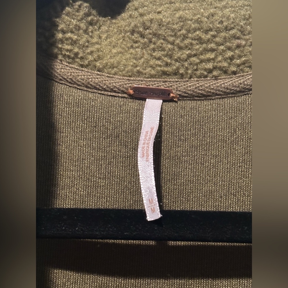 FREE PEOPLE cropped teddy shacket. Women’s medium. - Picture 2 of 5